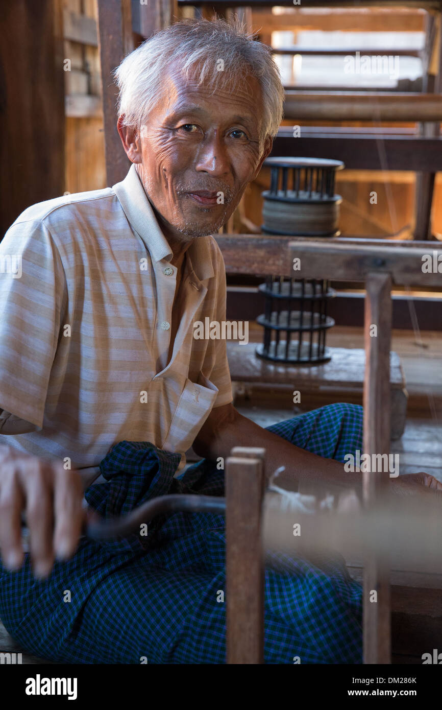 Un homme en soie d'isolement sur une canette, dans Phaw Khone, lac Inle, Myanmar (Birmanie) Banque D'Images