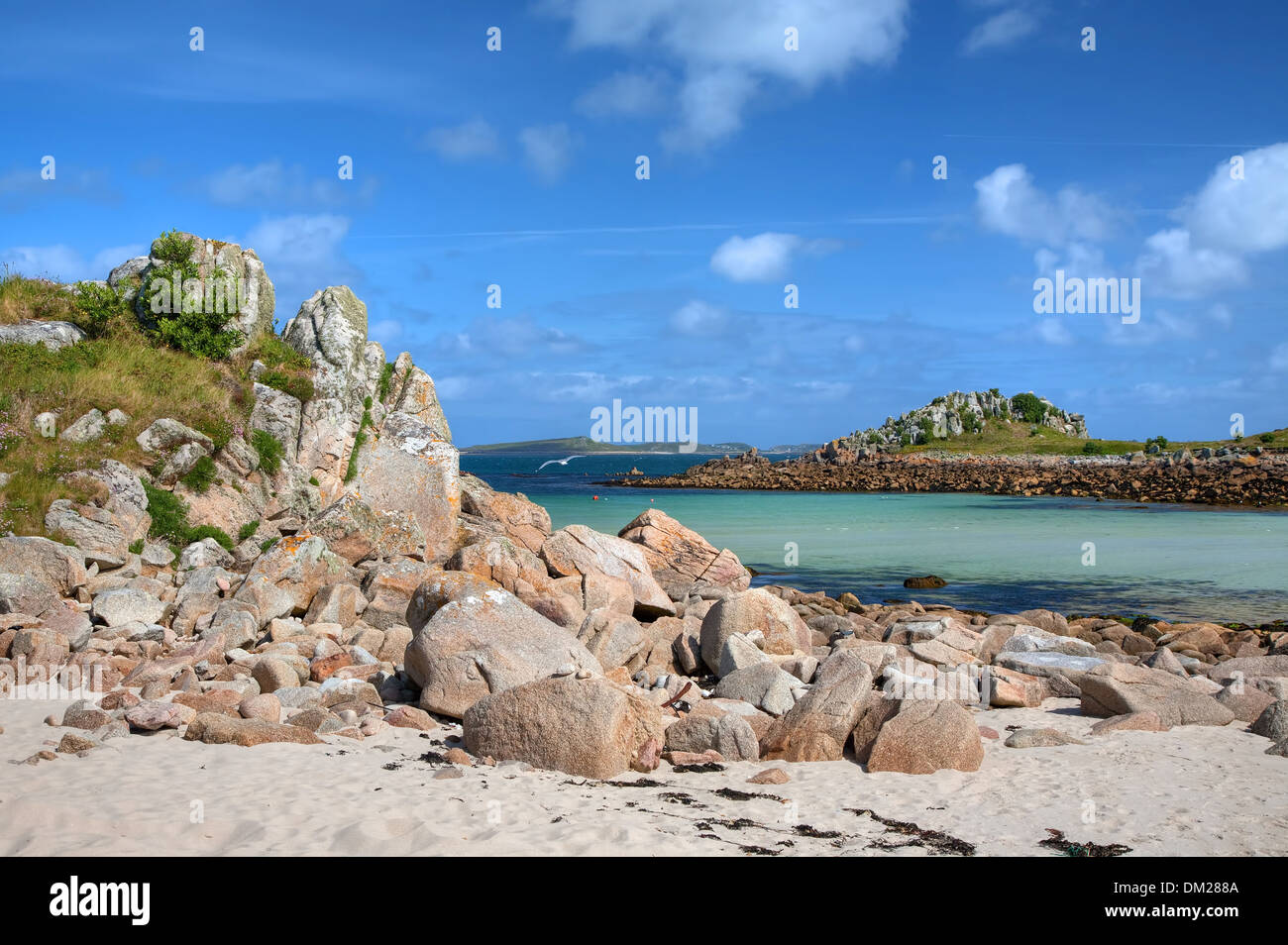 Vue vers Gugh du Bar sur St Agnes, Penzance, Cornwall, Angleterre. Banque D'Images