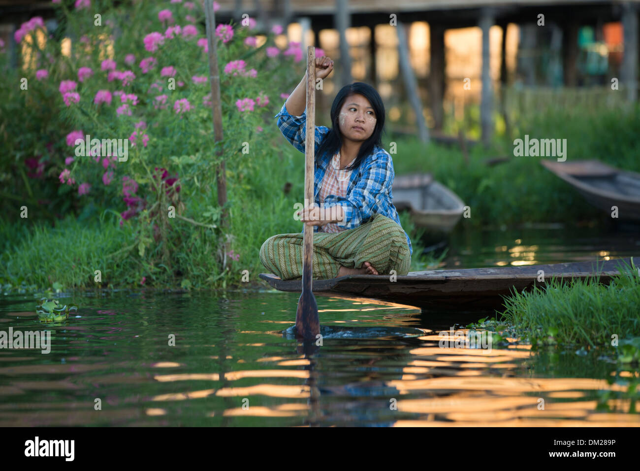 Fille sur l'eau, lac Inle, Myanmar (Birmanie) Banque D'Images