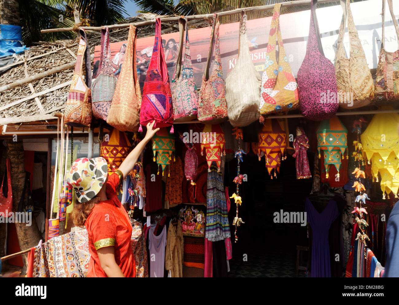 Les touristes à la recherche d'un livre blanc à l'artisanat indien de Varkala, Inde Banque D'Images