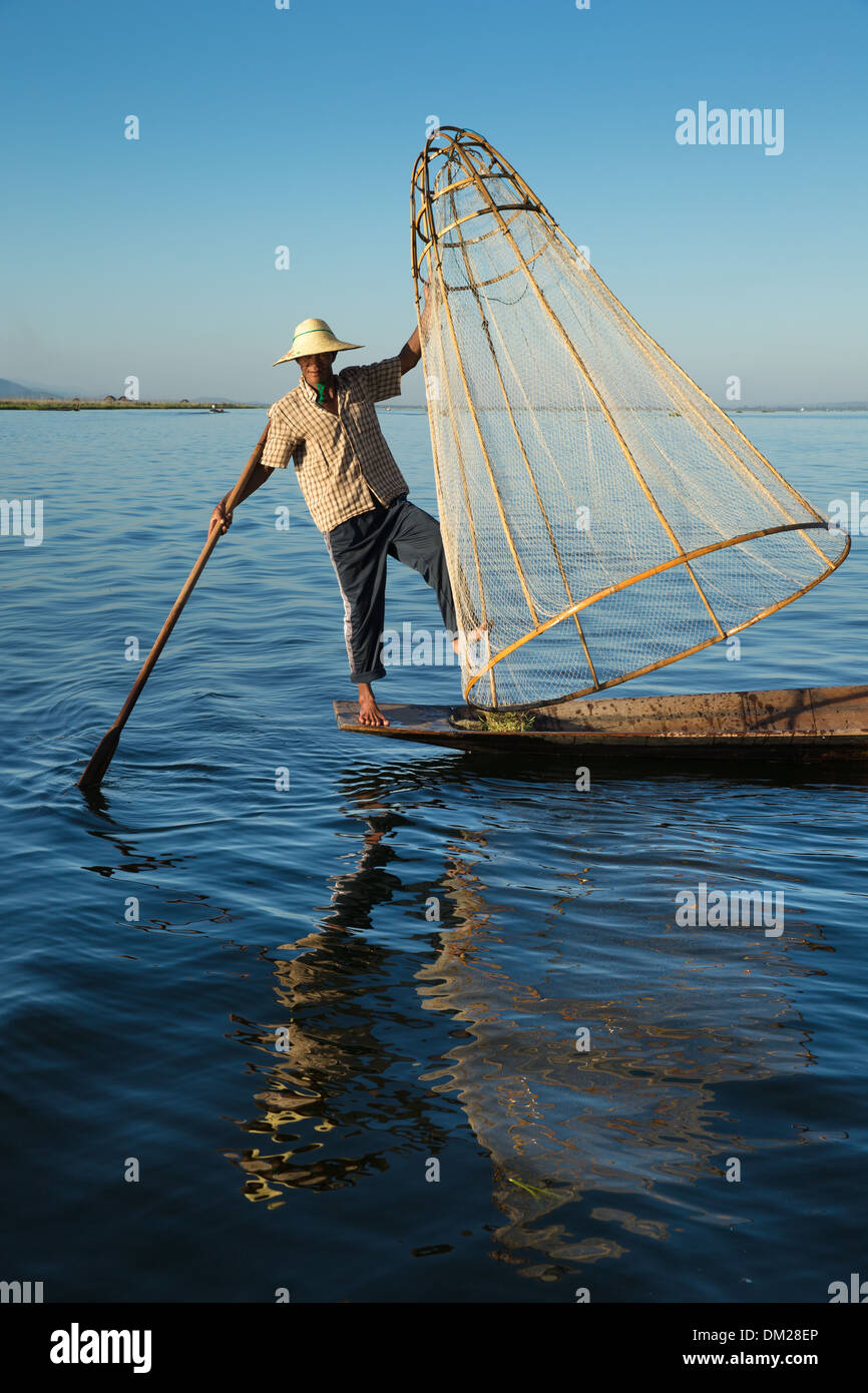 Un pêcheur sur le lac Inle, Myanmar (Birmanie) Banque D'Images