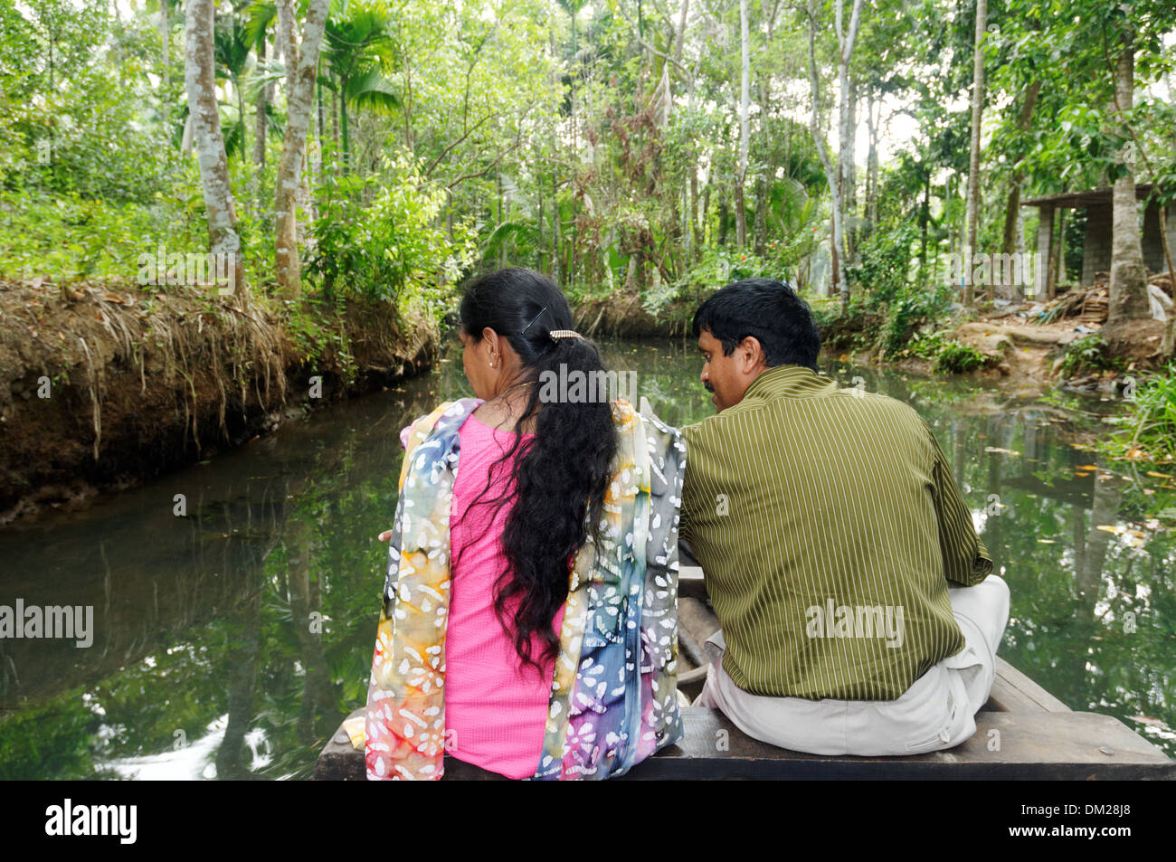 Un couple indien assis dans un canoë dans les Backwaters du Kerala Inde Banque D'Images