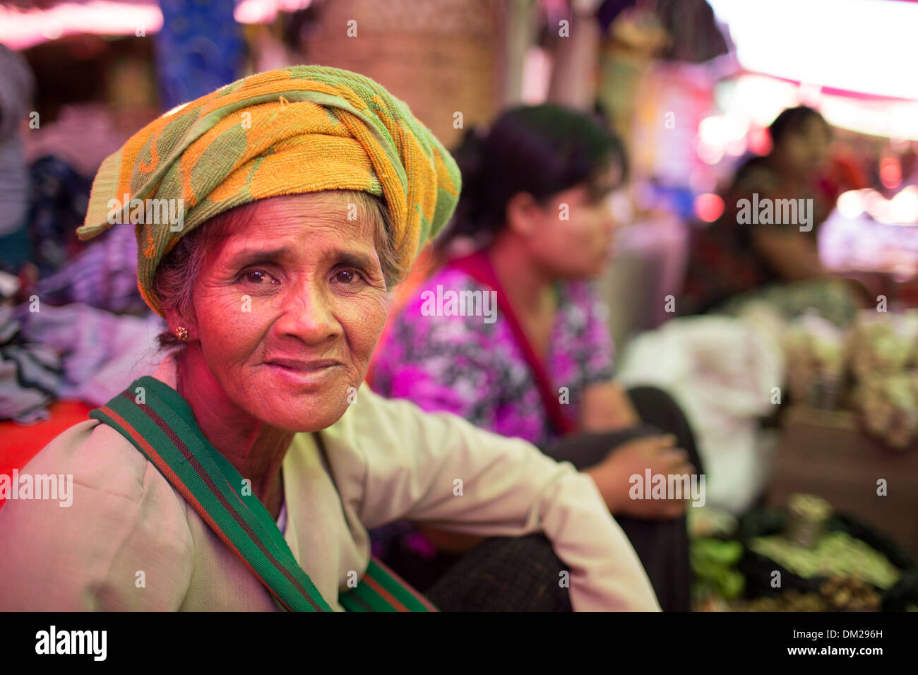 Une femme dans le marché à Nyaungshwe, lac Inle, Myanmar (Birmanie) Banque D'Images