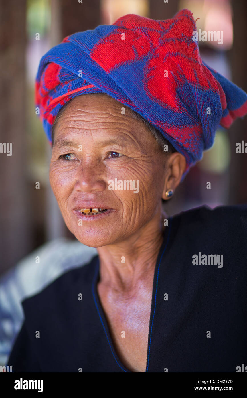 Une femme dans le marché à Nyaungshwe, lac Inle, Myanmar (Birmanie) Banque D'Images