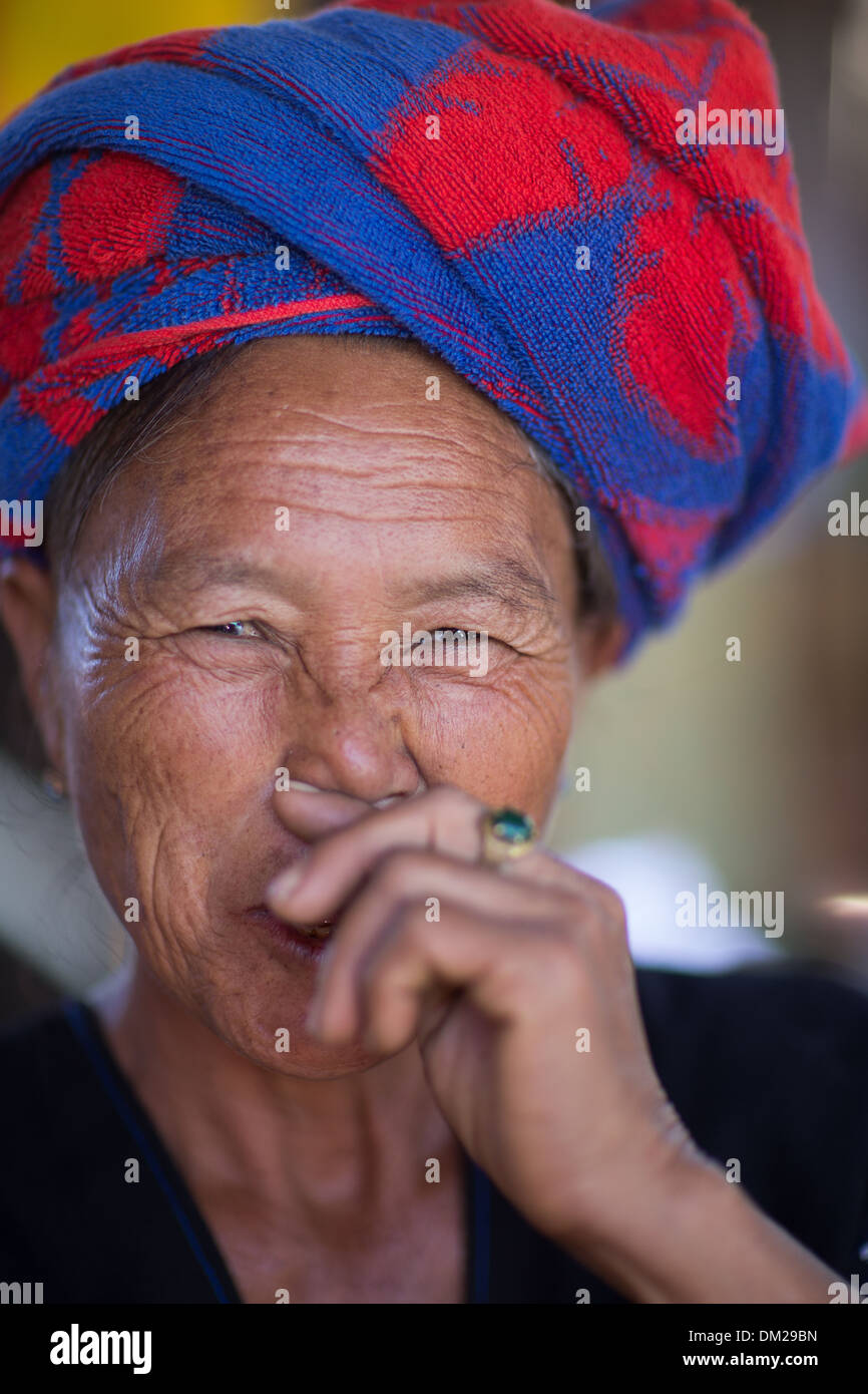 Une femme dans le marché à Nyaungshwe, lac Inle, Myanmar (Birmanie) Banque D'Images