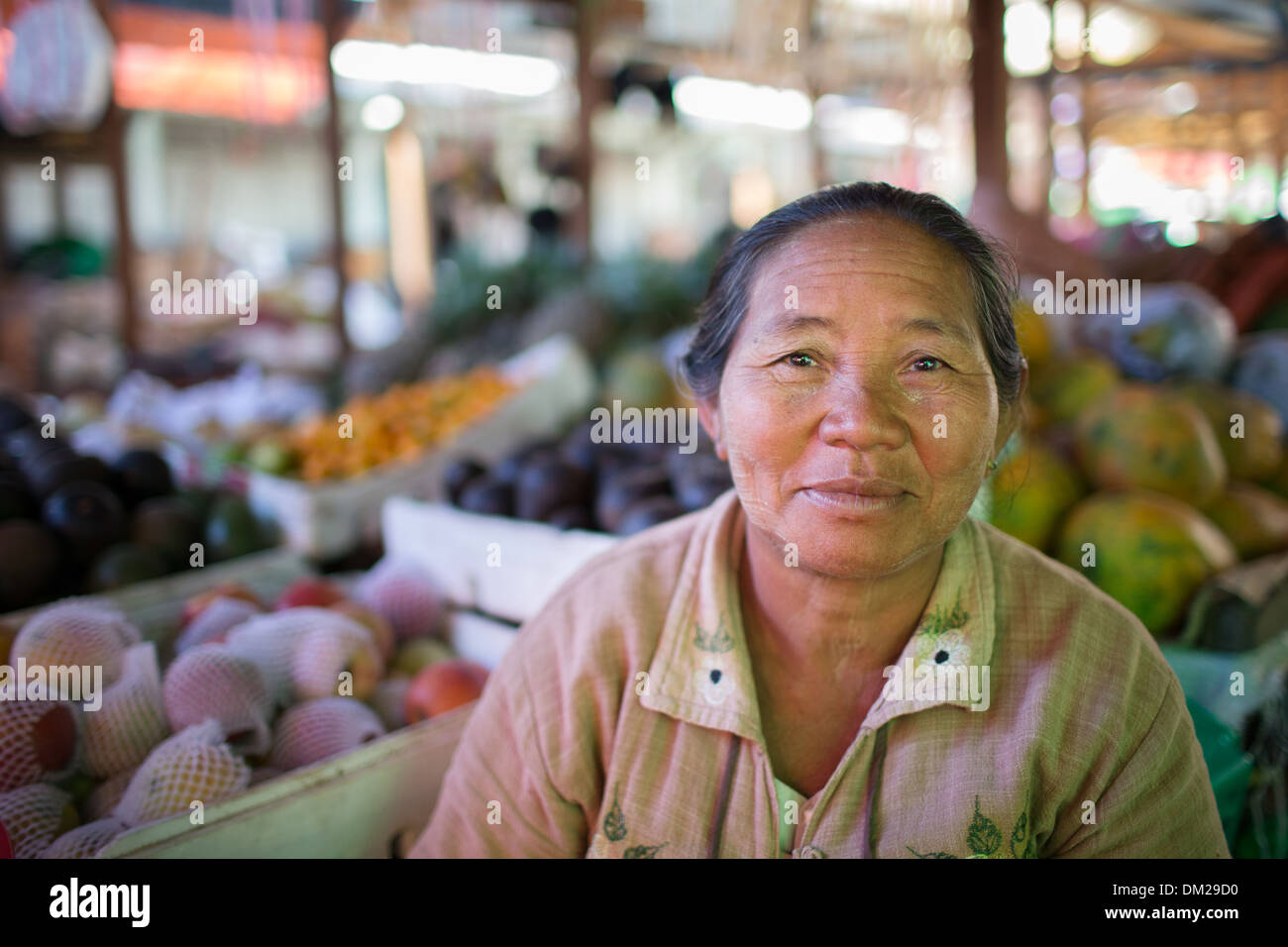 Une femme dans le marché à Nyaungshwe, lac Inle, Myanmar (Birmanie) Banque D'Images