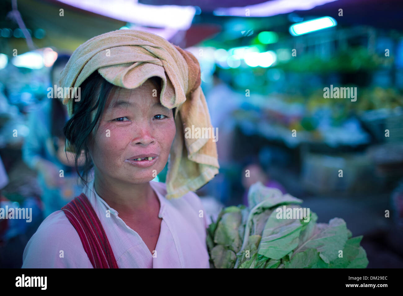 Une femme dans le marché à Nyaungshwe, lac Inle, Myanmar (Birmanie) Banque D'Images