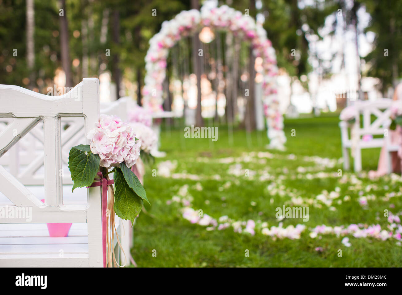 Bancs de mariage et cérémonie de passage de fleurs en plein air Banque D'Images