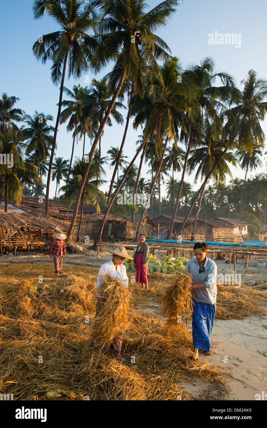 La plage à Gyeiktaw à l'aube, Ngapali, Rakhine, Myanmar (Birmanie) Banque D'Images