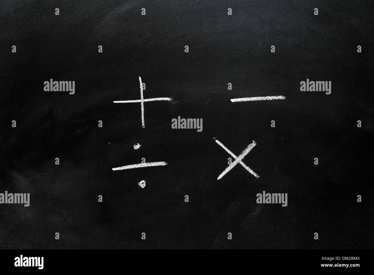 Close up d'un tableau avec les symboles mathématiques écrit dessus à la craie. Banque D'Images