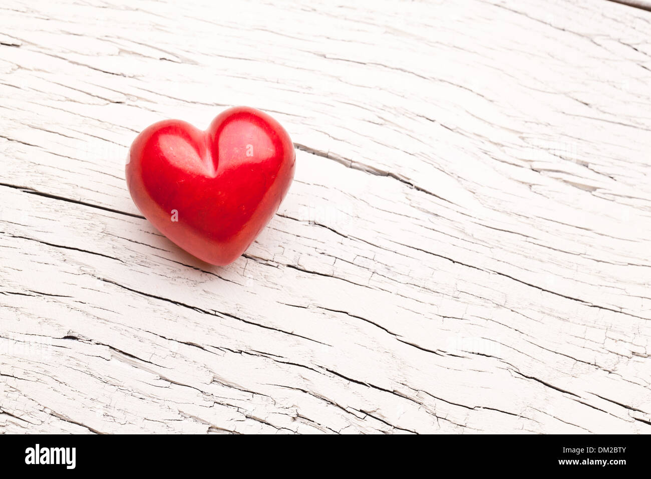 Valentines Day. Cœur rouge sur une table en bois blanc. Banque D'Images