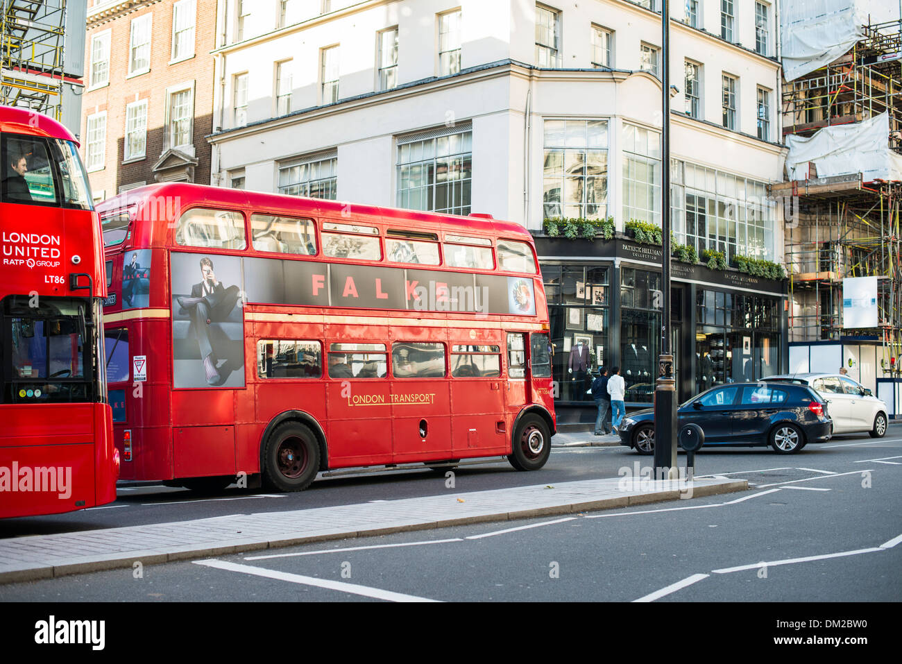 London tour bus touristique rouge. Bus d'époque Banque D'Images