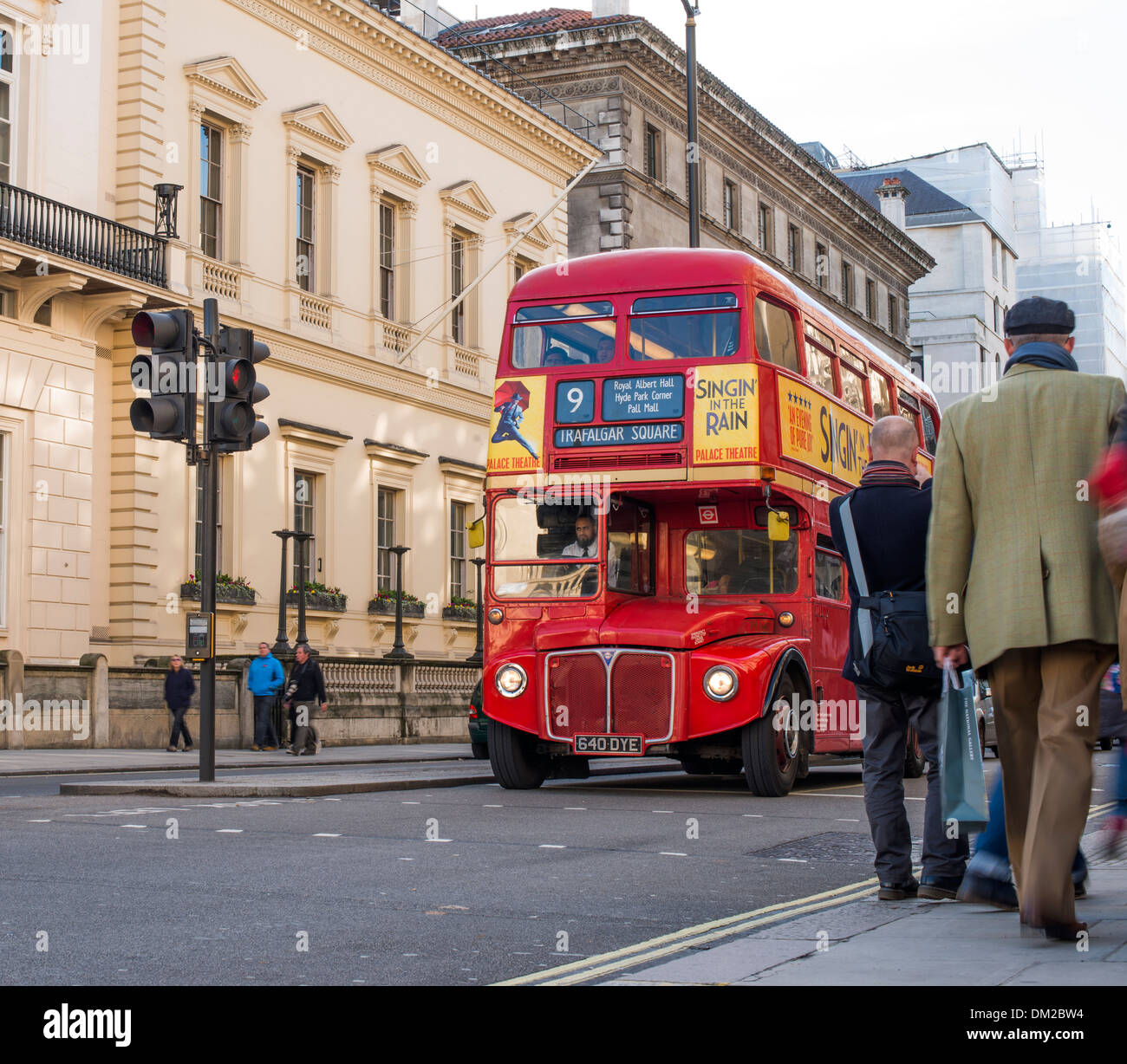 London tour bus touristique rouge. Bus d'époque Banque D'Images