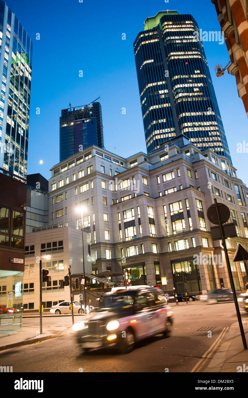 La ville de Londres la nuit. Bâtiments modernes et taxi Banque D'Images