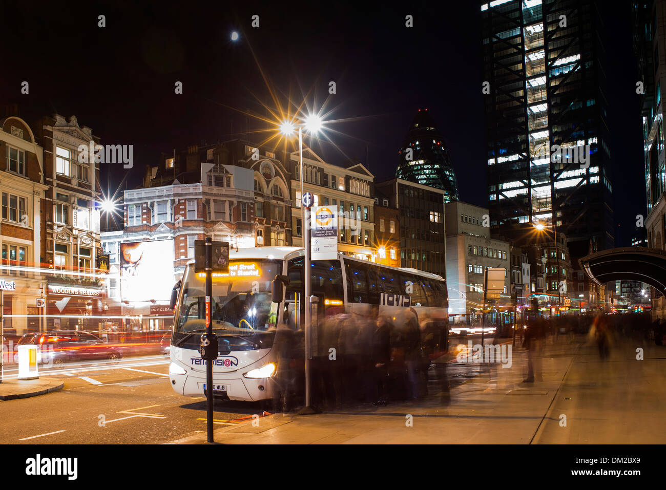 Bus et les gens la nuit à Londres Banque D'Images