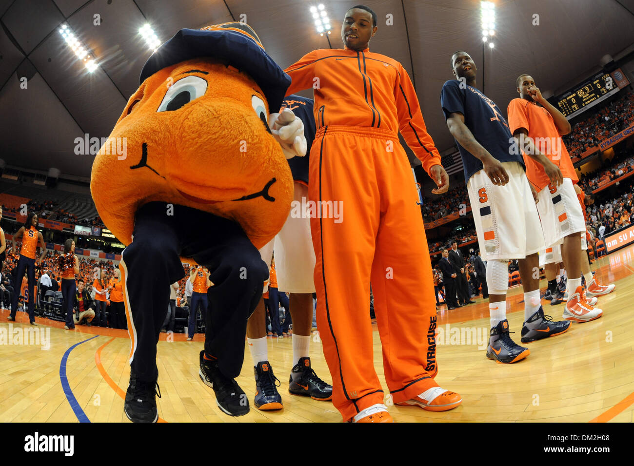 Syracuse guard Scoop Jardine (milieu) dribbles Otto mascotte Orange comme un terrain de basket-ball contre les introductions avant de Connecticut. Plomb Syracuse New York 37-30 à la moitié au Carrier Dome à Syracuse, New York. (crédit Image : © Michael Johnson/ZUMApress.com) Southcreek/mondial Banque D'Images