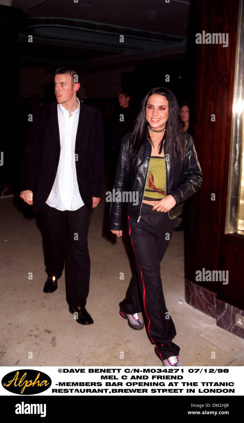 Juillet 12, 1998 - Londres, Grande-Bretagne - 07/12/98 BAR DES MEMBRES OUVERTURE À L.Titanic restaurant,London.MELANIE CHISHOLM (SPORTS LES FILLES) et AMI(Image Crédit : © Globe Photos/ZUMAPRESS.com) Banque D'Images
