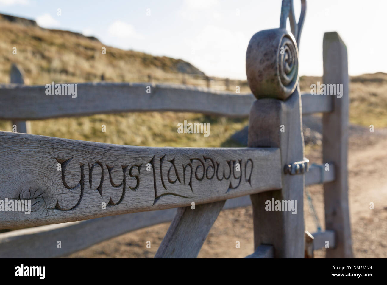 Sculptures celtiques et l'inscription du nom sur kissing gate sur la voie principale à l'île de Anglesey Ynys Llanddwyn Newborough North Wales UK Banque D'Images