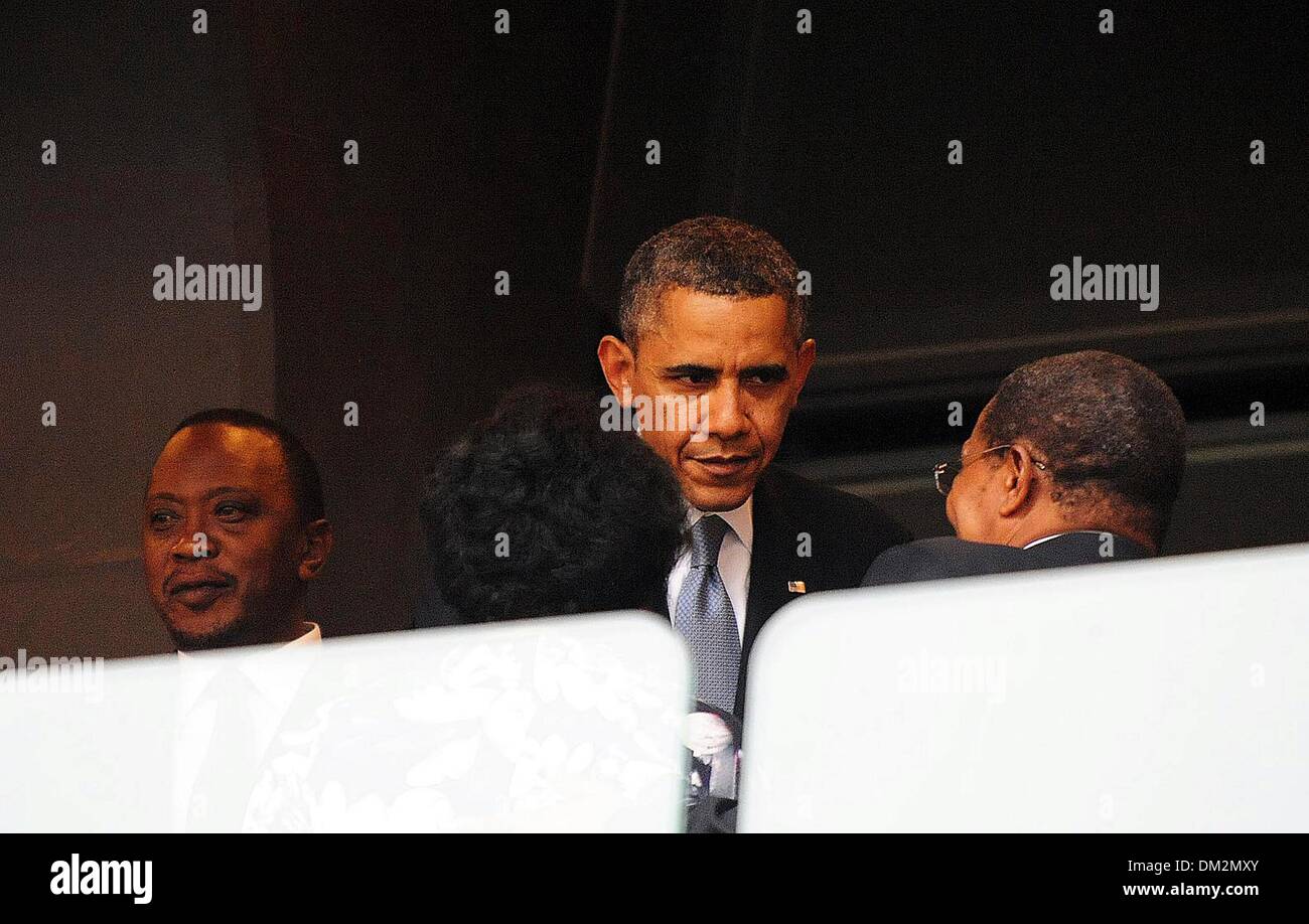 Soweto, Afrique du Sud. Dec 11, 2013. Le Président de la République du Kenya Uhuru Kenyatta, et le président des États-Unis d'Amérique, Barack Obama qui fréquentent le service commémoratif pour Nelson Mandela à la FNB Stadium le 10 décembre 2013, à Soweto, Afrique du Sud. Le père de la Nation, Nelson Mandela, Tata Madiba, est décédé paisiblement le soir du 5 décembre 2013 à son domicile à Houghton en famille.Credit : Tsheko Kabasia/Sowetan/Gallo Images/Alamy Live News Banque D'Images