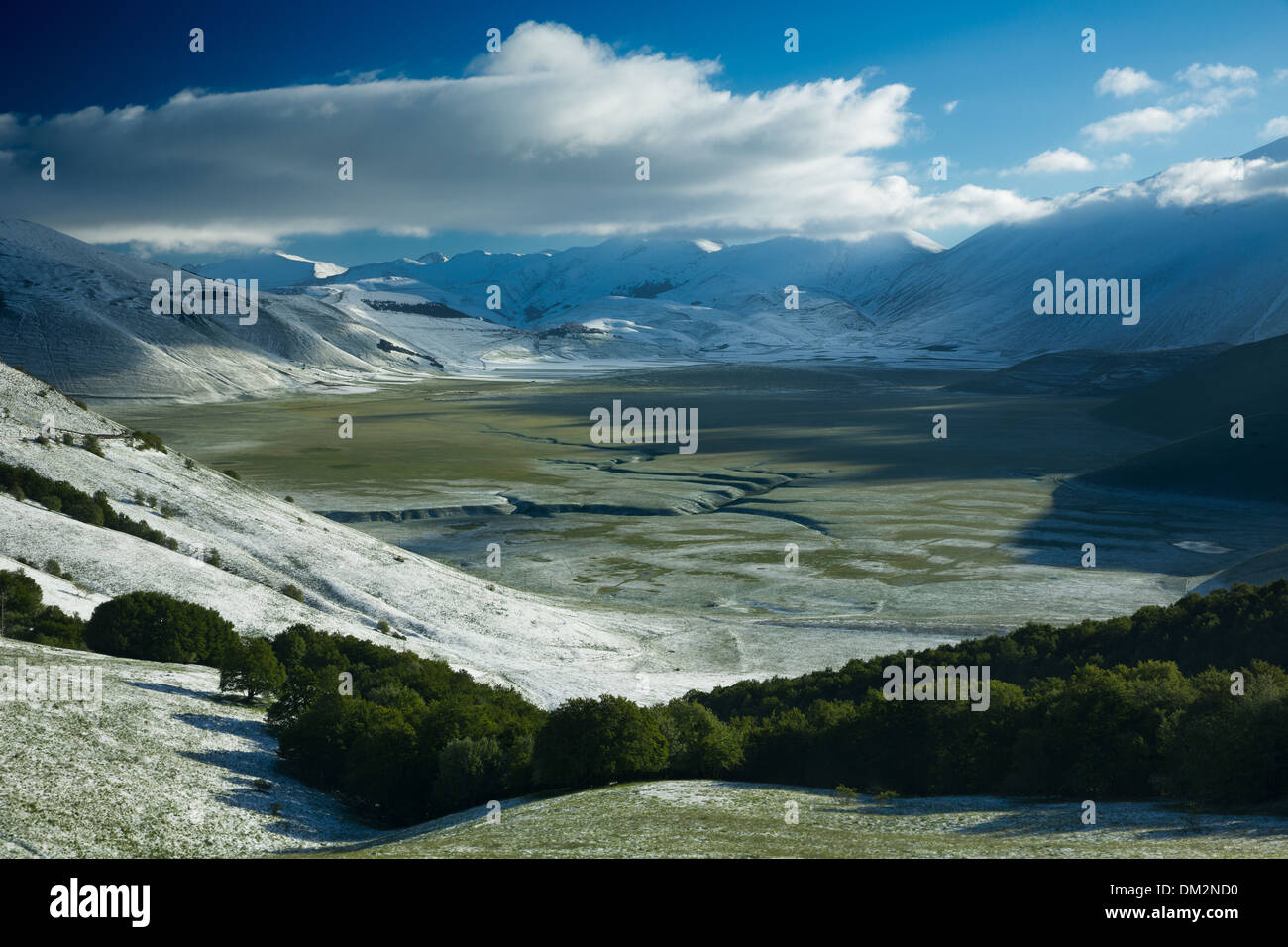 Neige sur le Piano Grande à l'aube, parc national Monti Sibillini, de l'Ombrie. Italie Banque D'Images