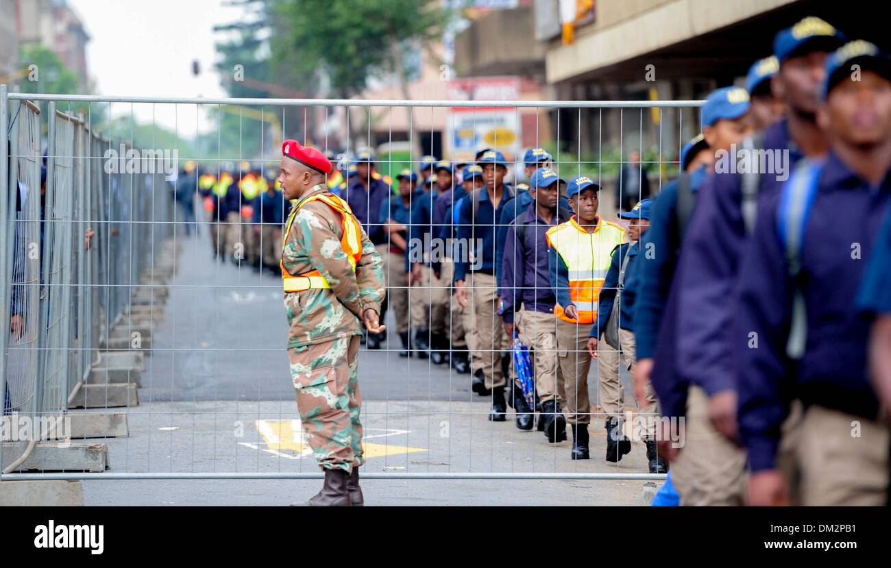 Pretoria, Afrique du Sud. Dec 11, 2013. Les membres du rassemblement SAPD pour regarder le cortège de Nelson Mandela en cours pour les bâtiments de l'Union européenne le 11 décembre 2013 à Pretoria, Afrique du Sud. L'ancien président sud-africain, Nelson Mandela, est décédé dans la soirée du 5 décembre 2013. Du 11 au 13 décembre 2013, il résidera dans la région pour le public. Ses funérailles d'État aura lieu le 15 décembre 2013, à sa ferme à Qunu.Credit : Christiaan Kotze/Foto24/Gallo Images/Alamy Live News Banque D'Images