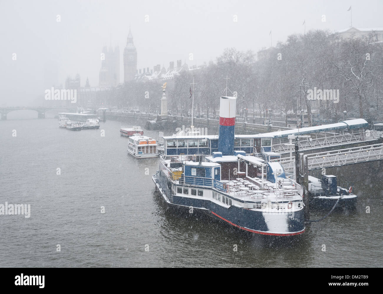 Chutes de neige sur les chalands amarrés sur la Tamise en face de Big Ben et les chambres du Parlement, Londres, Angleterre Banque D'Images