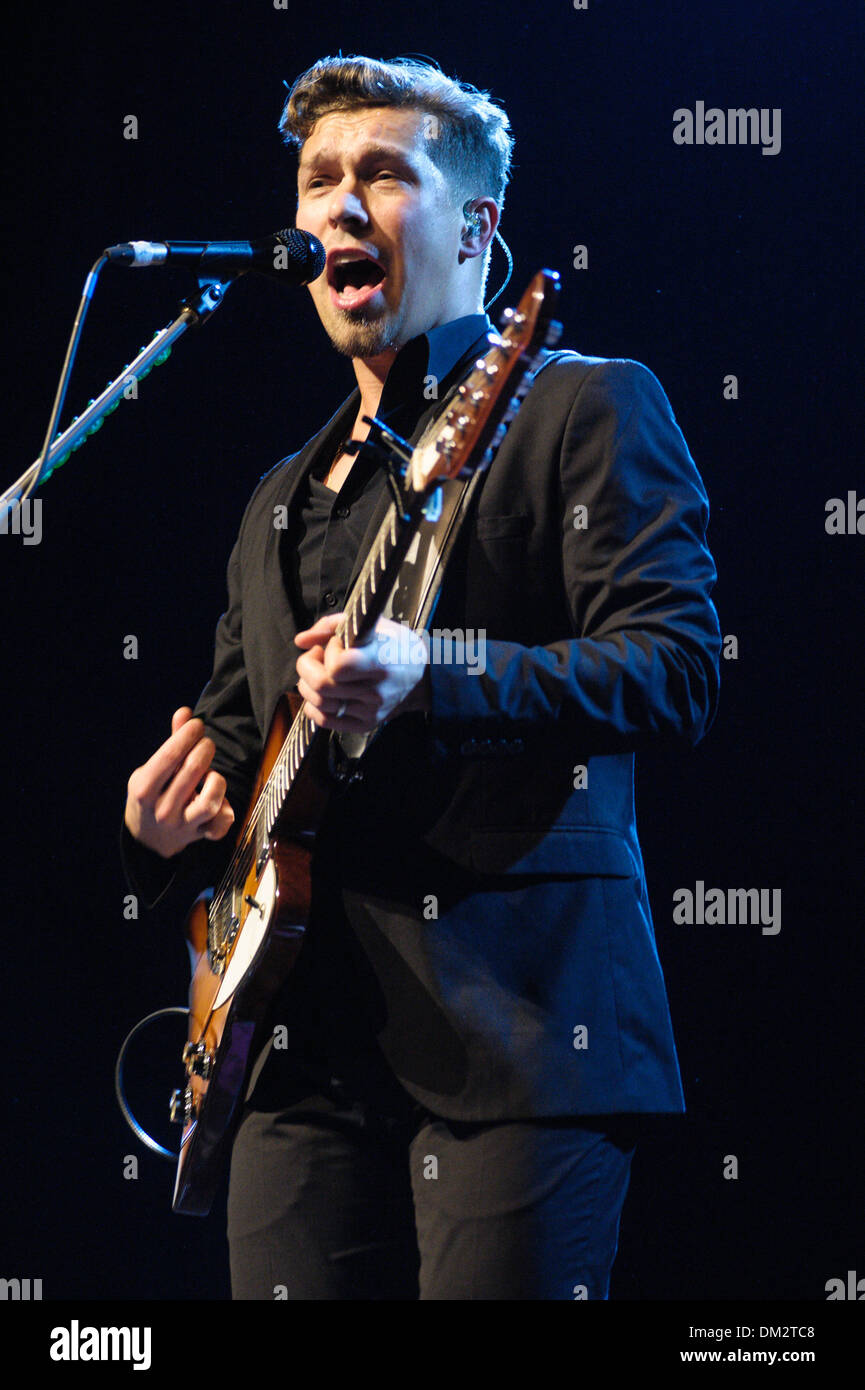 Hanson joue IndigO2 le 08/12/2013 à IndigO2, Londres. anson est un groupe de rock pop Américaine de Tulsa, Oklahoma formée des frères Isaac (guitare, piano, chant), Taylor (claviers, piano, guitare, batterie, chant), et Zac (batterie, piano, guitare, chant). Les personnes sur la photo : Isaac Hanson. Photo par Julie Edwards Banque D'Images