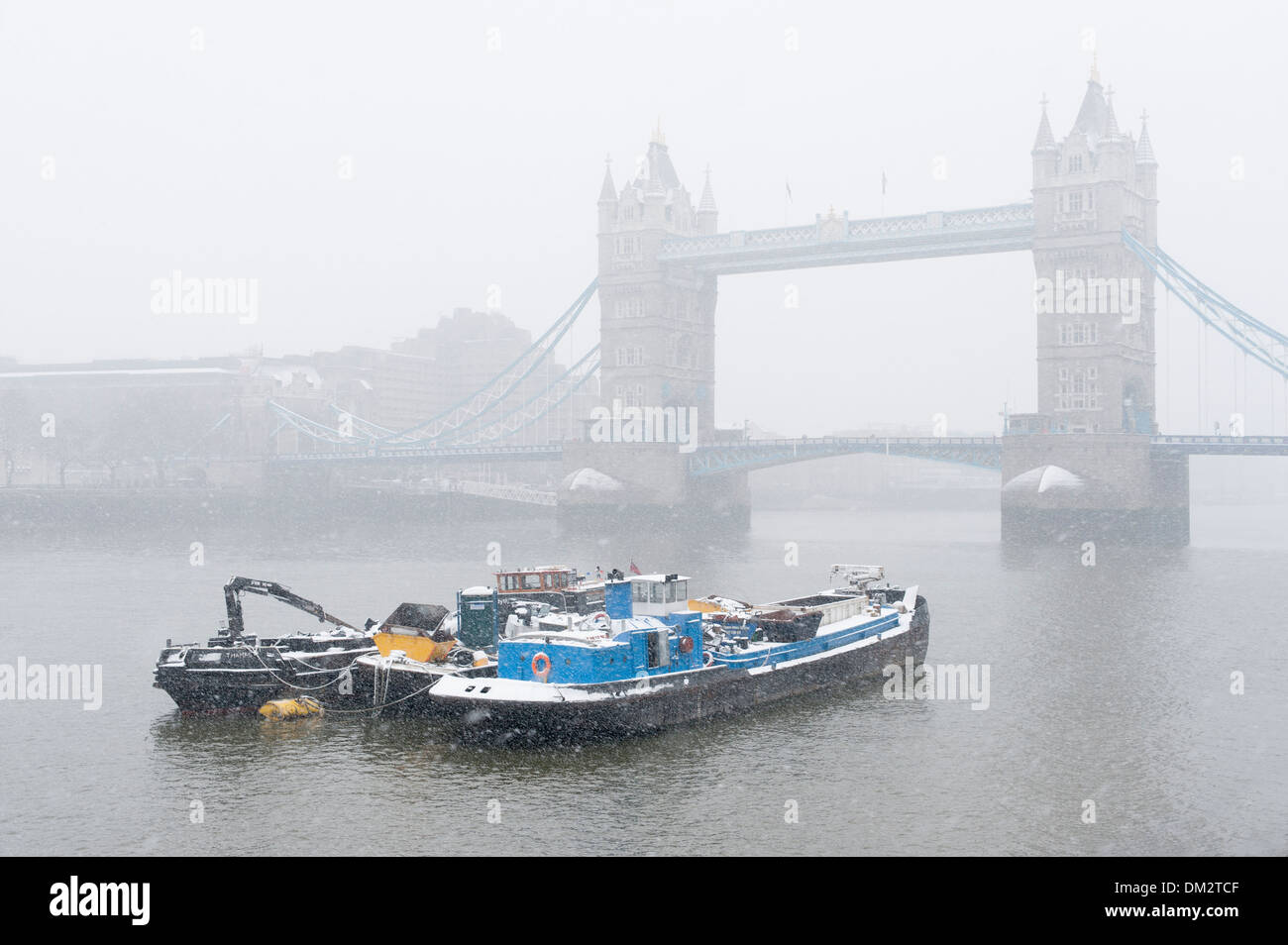 Chutes de neige sur les chalands amarrés sur la Tamise en face du Tower Bridge, Londres, Angleterre Banque D'Images