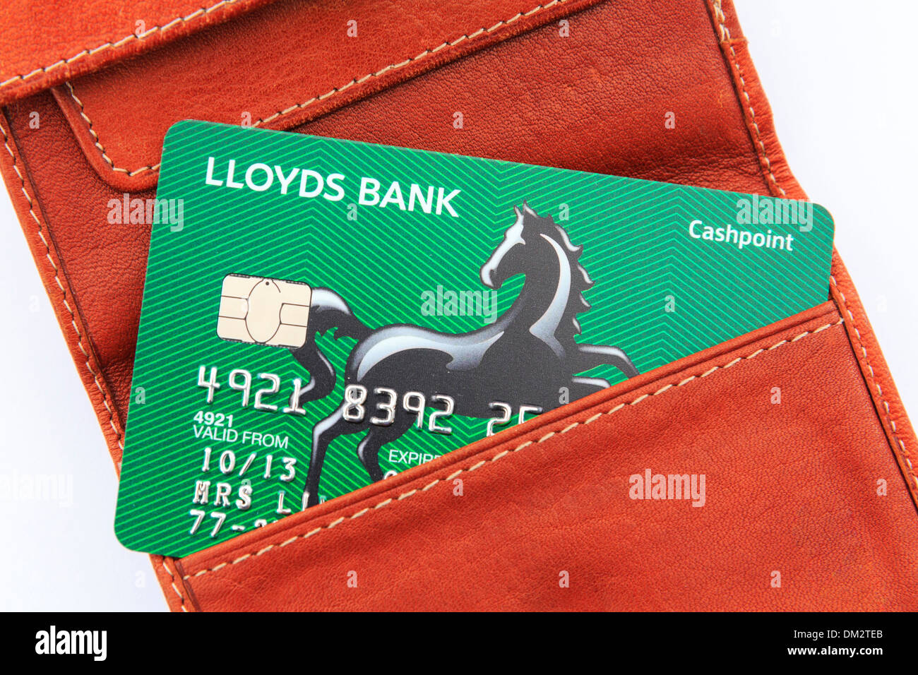 Nouveau distributeur de billets de la Banque Lloyds carte dans un portefeuille en cuir brun sur un fond blanc. England, UK, Grande-Bretagne, Europe Banque D'Images