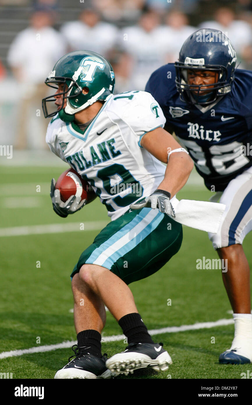 Le receveur Tulane Brandon Clark fait de la capture et essaie de devenir le yardage. La Rice University l'Université de Tulane a battu 28 - 20 au stade du riz à Houston au Texas. (Crédit Image : © Luis Leyva/ZUMApress.com) Southcreek/mondial Banque D'Images