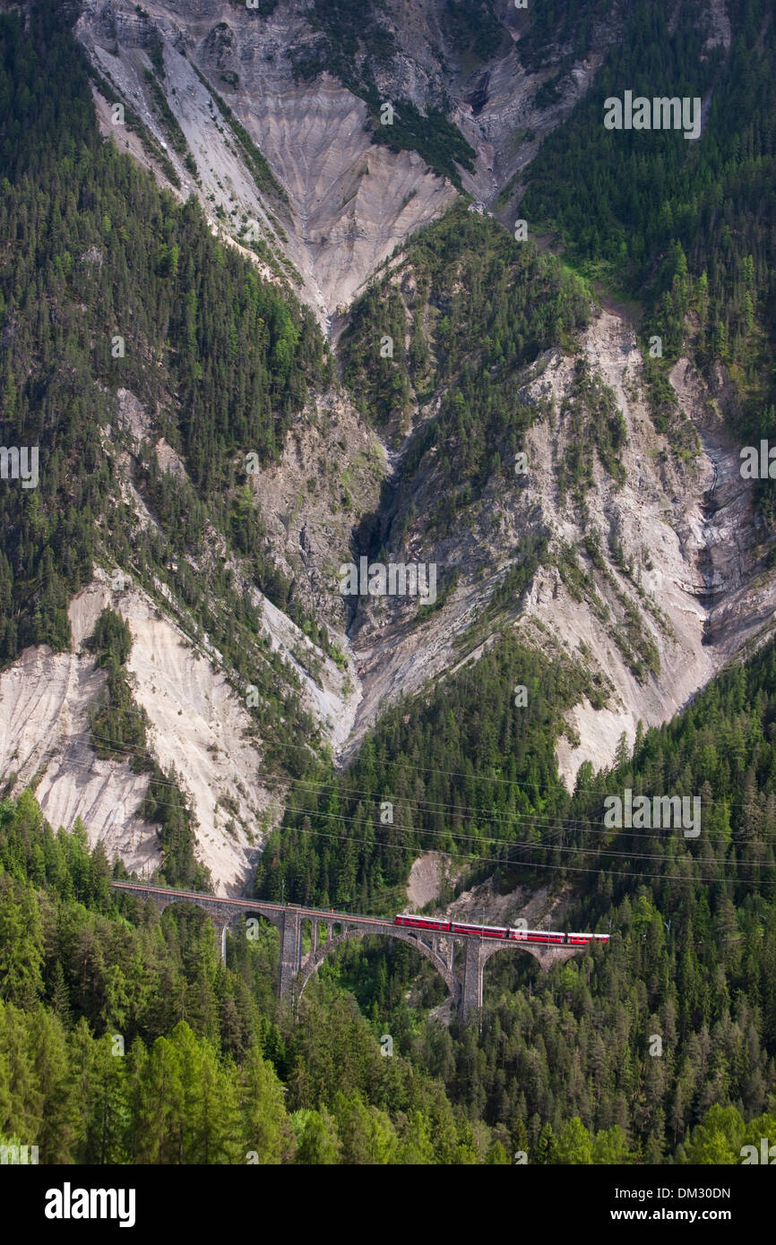 Suisse Europe railway railroad train mountain mountains canton GR Grisons Grisons Chemins de fer rhétiques RhB Wiesen viaduc Banque D'Images