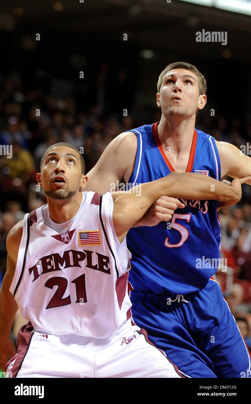 L'avant du Temple # 21 Rafael DeLeon et Kansas center Jeff Withey # 5 Attendez que manquer une foul tourné en un jeu joué à l'Liacouras Center de Philadelphie, Pennsylvanie Kansas a gagné le match 84-52 (crédit Image : © Mike Southcreek human life by Sylvester Graham/global/ZUMApress.com) Banque D'Images