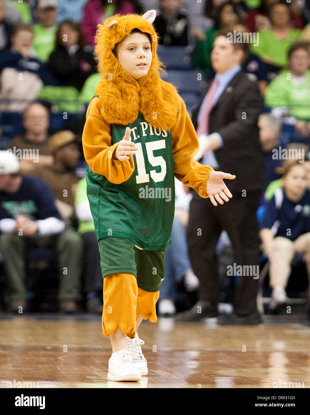 Saint Pie la mascotte de l'école pendant les pauses dans le jeu l'action entre la lutte contre Notre Dame irlandais et les Wildcats de Villanova à la Purcell Pavilion dans le Joyce Center à South Bend, Indiana. Notre Dame défait Villanova 81-46. (Crédit Image : © John Mersits/ZUMApress.com) Southcreek/mondial Banque D'Images