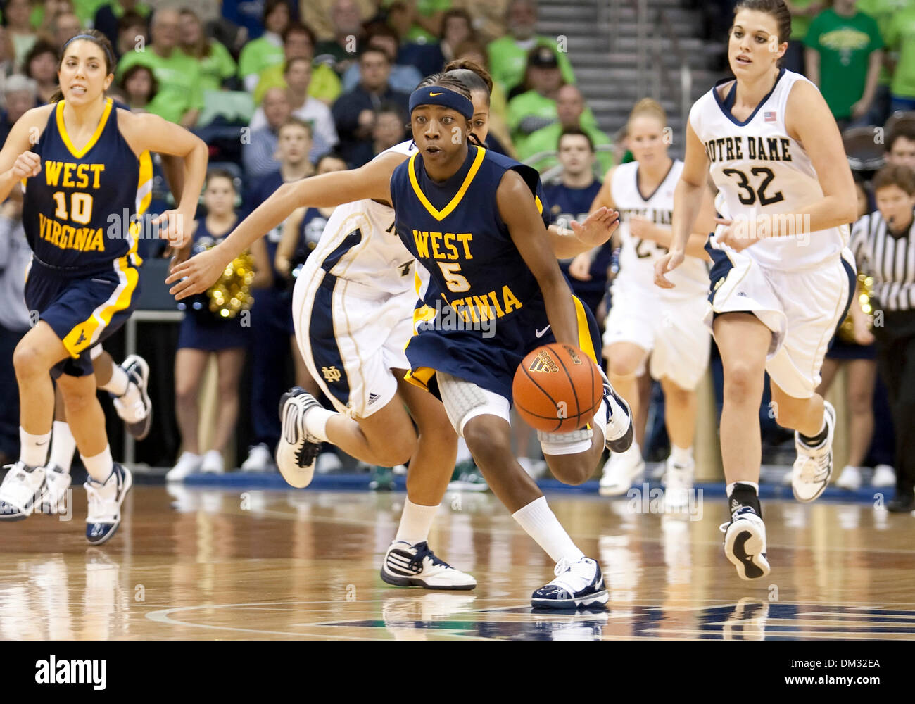 La Virginie de l'Ouest Garde Côtière Canadienne Sarah Miles (5) en action de jeu entre la Cathédrale Notre Dame Fighting Irish et le West Virginia Mountaineers à la Purcell Pavilion à Joyce Center à South Bend, Indiana. Notre Dame a défait la West Virginia 74-66. (Crédit Image : © John Mersits/ZUMApress.com) Southcreek/mondial Banque D'Images
