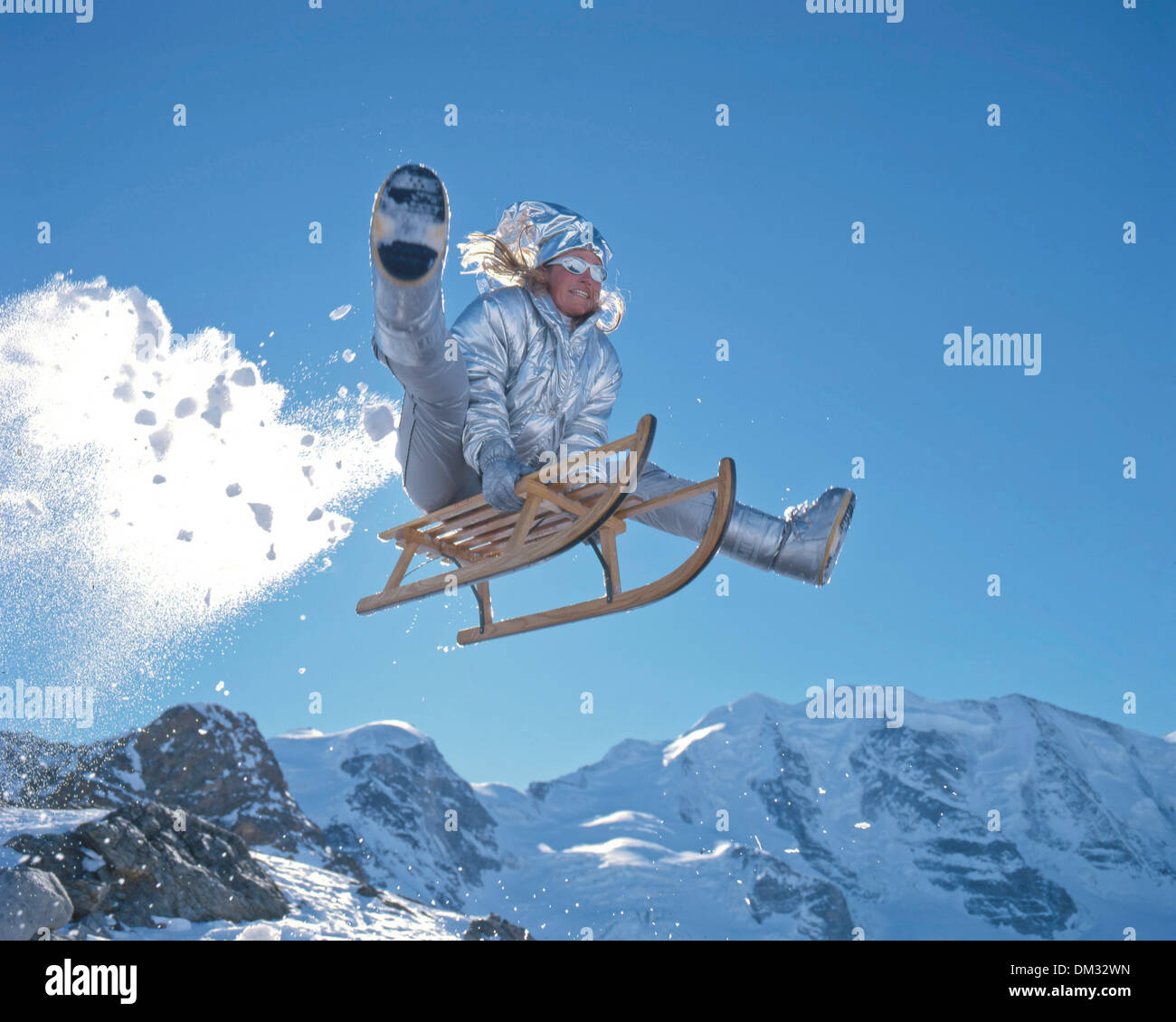 Suisse Europe sport luge traîneau Traîneau loisirs femme saut neige sports d'hiver d'hiver canton GR Grisons Grisons Banque D'Images