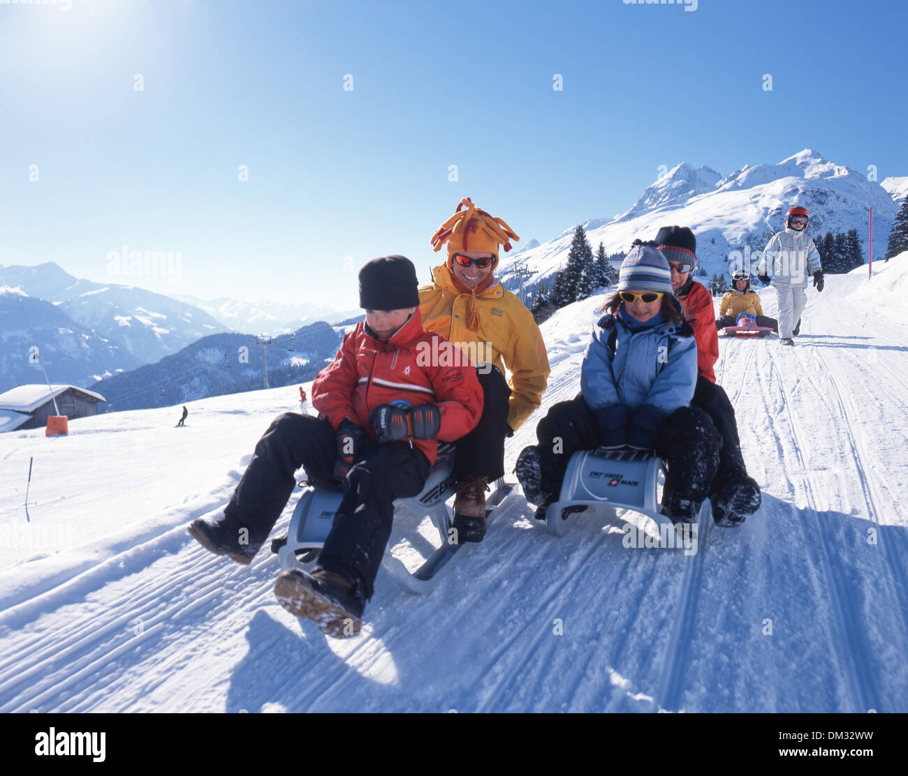 Suisse Europe sport luge traîneau Traîneau loisirs sports d'hiver d'hiver famille Adliswil canton GR Grisons Grisons Banque D'Images