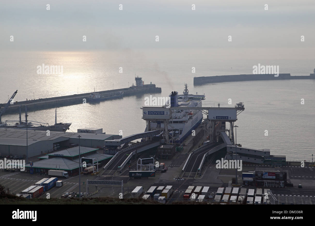 Un roll-on roll-off à l'aube quais au port de Douvres, Kent, UK. Banque D'Images