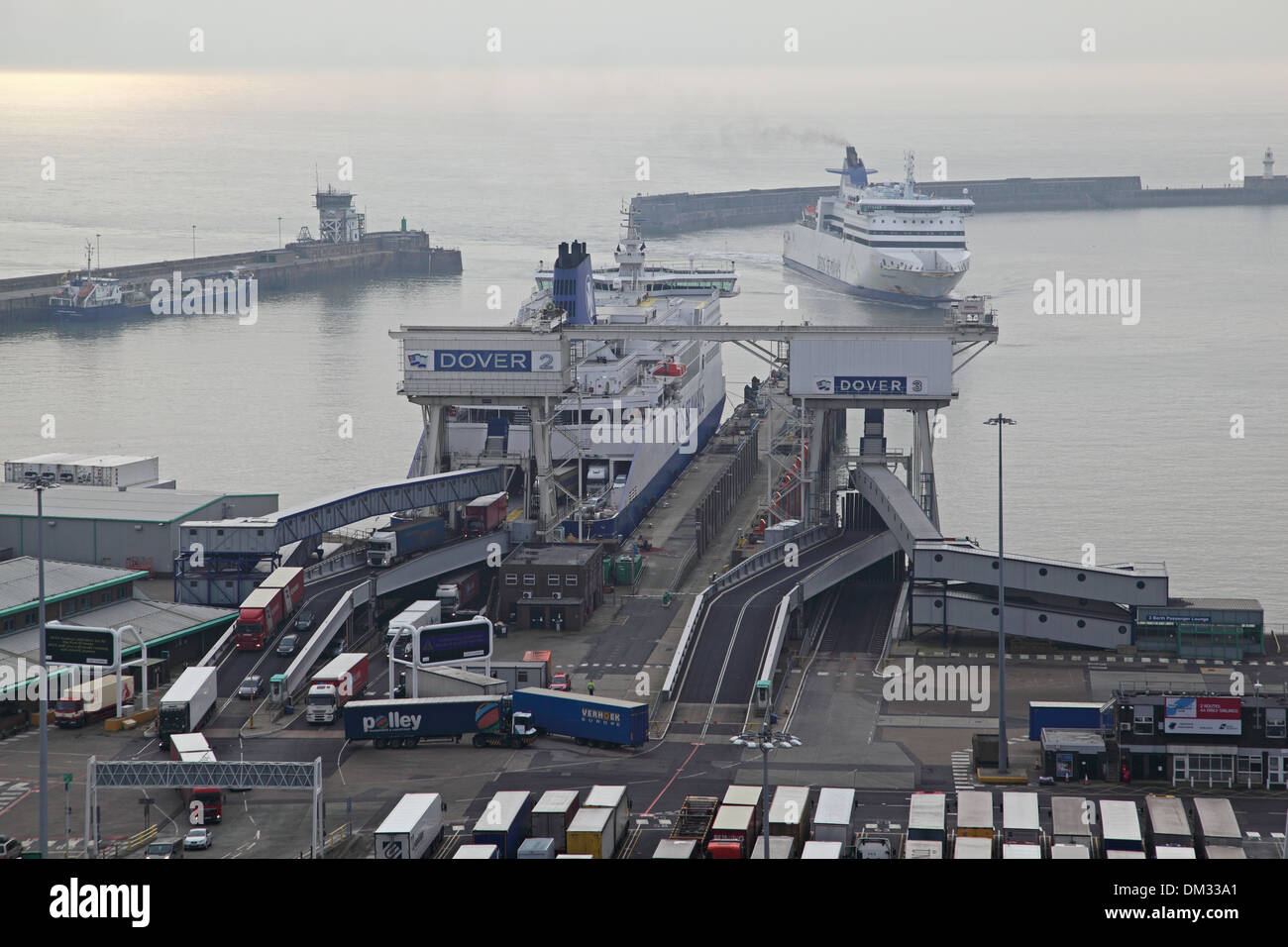 Ferries quai au port de Douvres, Kent, UK. Les camions sont indiqués en laissant un ferry comme un autre dans le port de manoeuvres Banque D'Images