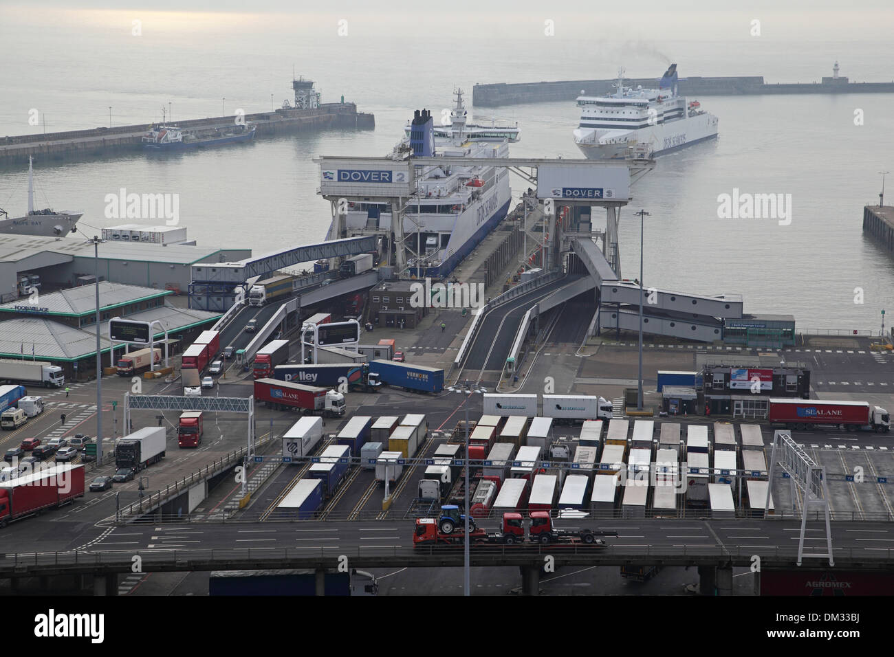 Ferries quai au port de Douvres, Kent, UK. Les camions sont indiqués en laissant un ferry comme un autre dans le port de manoeuvres Banque D'Images