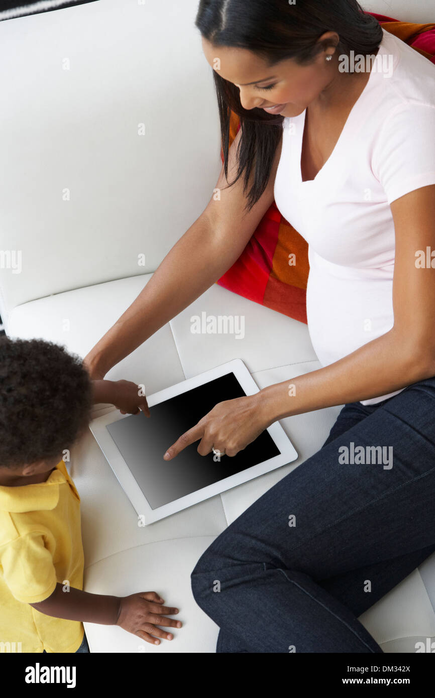 Vue de dessus de la mère et le Fils On Sofa Using Digital Tablet Banque D'Images Vue de dessus de la mère et le Fils On Sofa Using Digital Tablet Banque D'Images