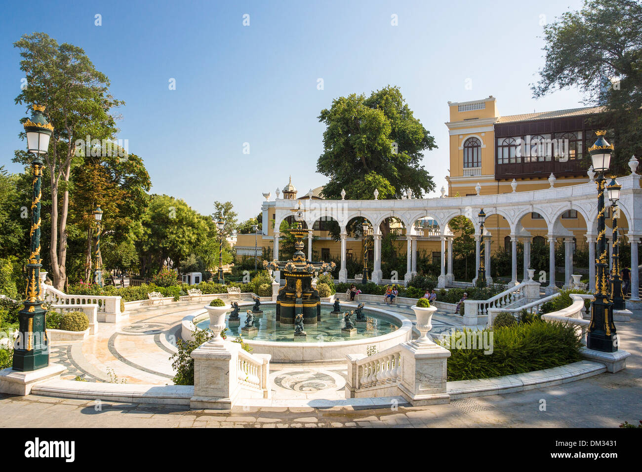 Caucase Azerbaïdjan Bakou Eurasia City building architecture centre-ville jardin fontaine Philharmonique music new park public Banque D'Images