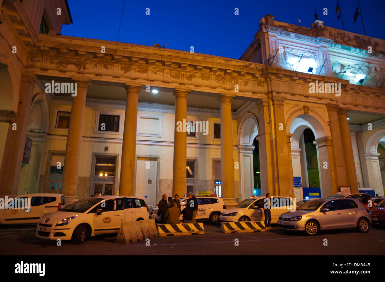 Des taxis à Piazza Aqcuaverde en face de la gare Stazione Principe Gênes Ligurie Italie Europe Banque D'Images