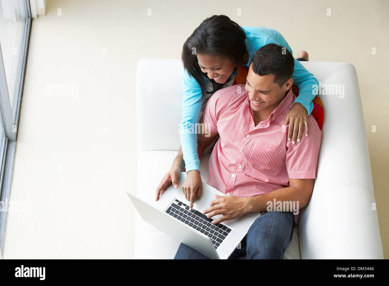 Vue de dessus de Couple Relaxing On Sofa Using Laptop Banque D'Images Vue de dessus de Couple Relaxing On Sofa Using Laptop Banque D'Images
