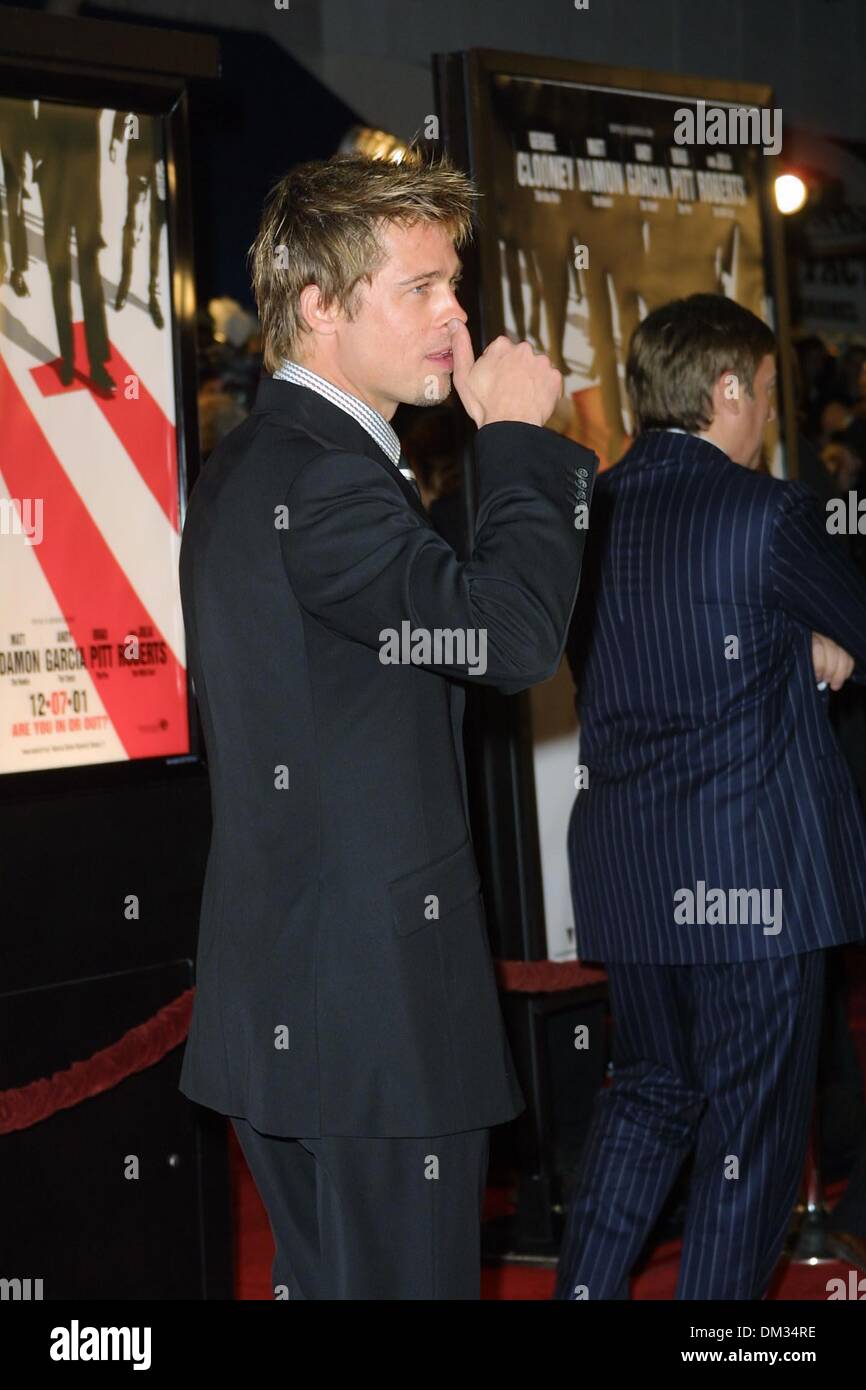 Le 5 décembre, 2001 - OCEAN'S ELEVEN PREMIERE.AU MANN VILLAGE THEATER DE LOS ANGELES.BRAD PITT. BARRETT FITZROY / 12-5-2001 K23577FB (D)(Image Crédit : © Globe Photos/ZUMAPRESS.com) Banque D'Images