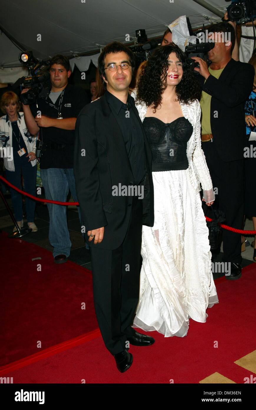 Le 5 septembre 2002 - Toronto, Canada - ARARAT GALA D'AVANT.SOIRÉE D'OUVERTURE DU FESTIVAL DU FILM DE TORONTO 2002.au Roy Thomson Hall à Toronto, Canada.Le réalisateur Atom EGOYAN et épouse Arsinee Khanjian.et le producteur Robert Lantos. BARRETT / 9-5-2002 FITZROY K26026FB (D)(Image Crédit : © Globe Photos/ZUMAPRESS.com) Banque D'Images