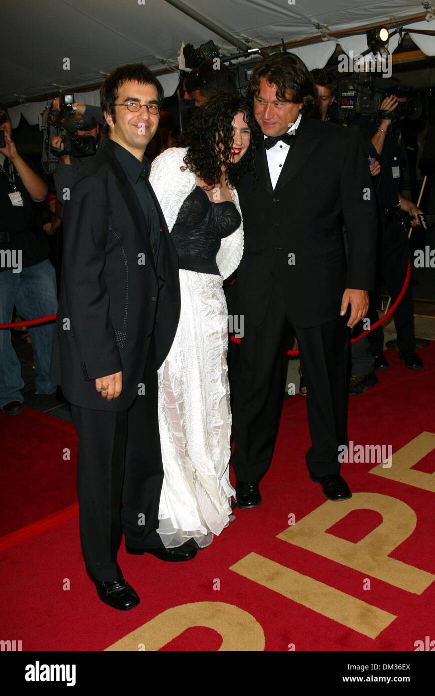 Le 5 septembre 2002 - Toronto, Canada - ARARAT GALA D'AVANT.SOIRÉE D'OUVERTURE DU FESTIVAL DU FILM DE TORONTO 2002.au Roy Thomson Hall à Toronto, Canada.Le réalisateur Atom EGOYAN et épouse Arsinee Khanjian.et le producteur Robert Lantos. BARRETT / 9-5-2002 FITZROY K26026FB (D)(Image Crédit : © Globe Photos/ZUMAPRESS.com) Banque D'Images