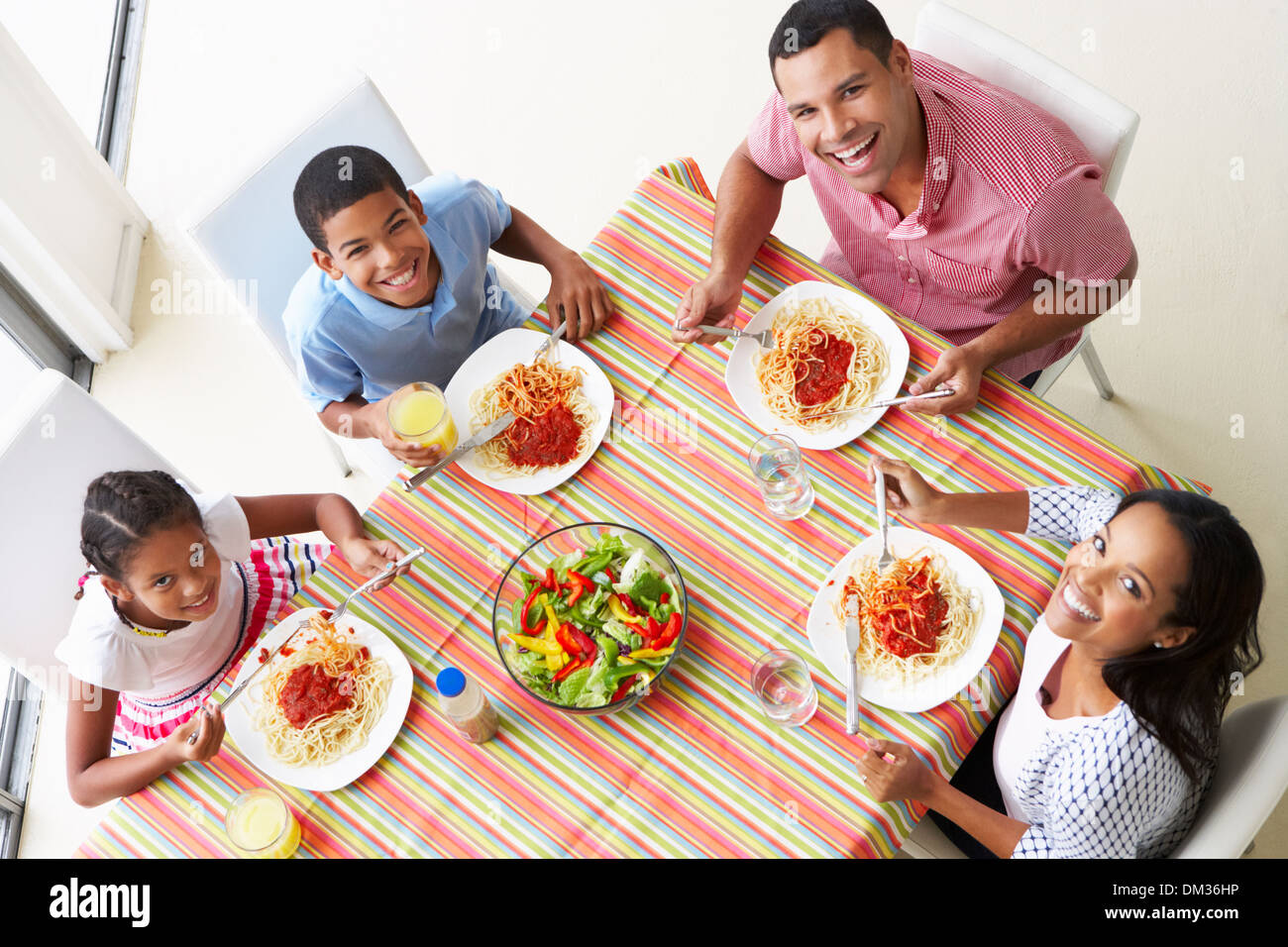Vue supérieure de l'alimentation familiale repas ensemble Banque D'Images Vue supérieure de l'alimentation familiale repas ensemble Banque D'Images