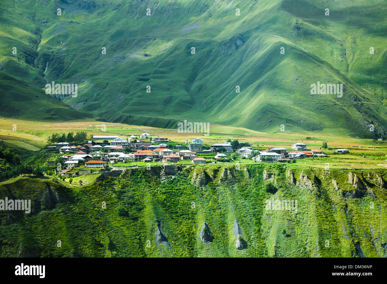 Kazbegui trinité Gergeti Caucase Caucase Géorgie falaise vert paysage montagnes Eurasie terrasse plage village horizon distant Banque D'Images