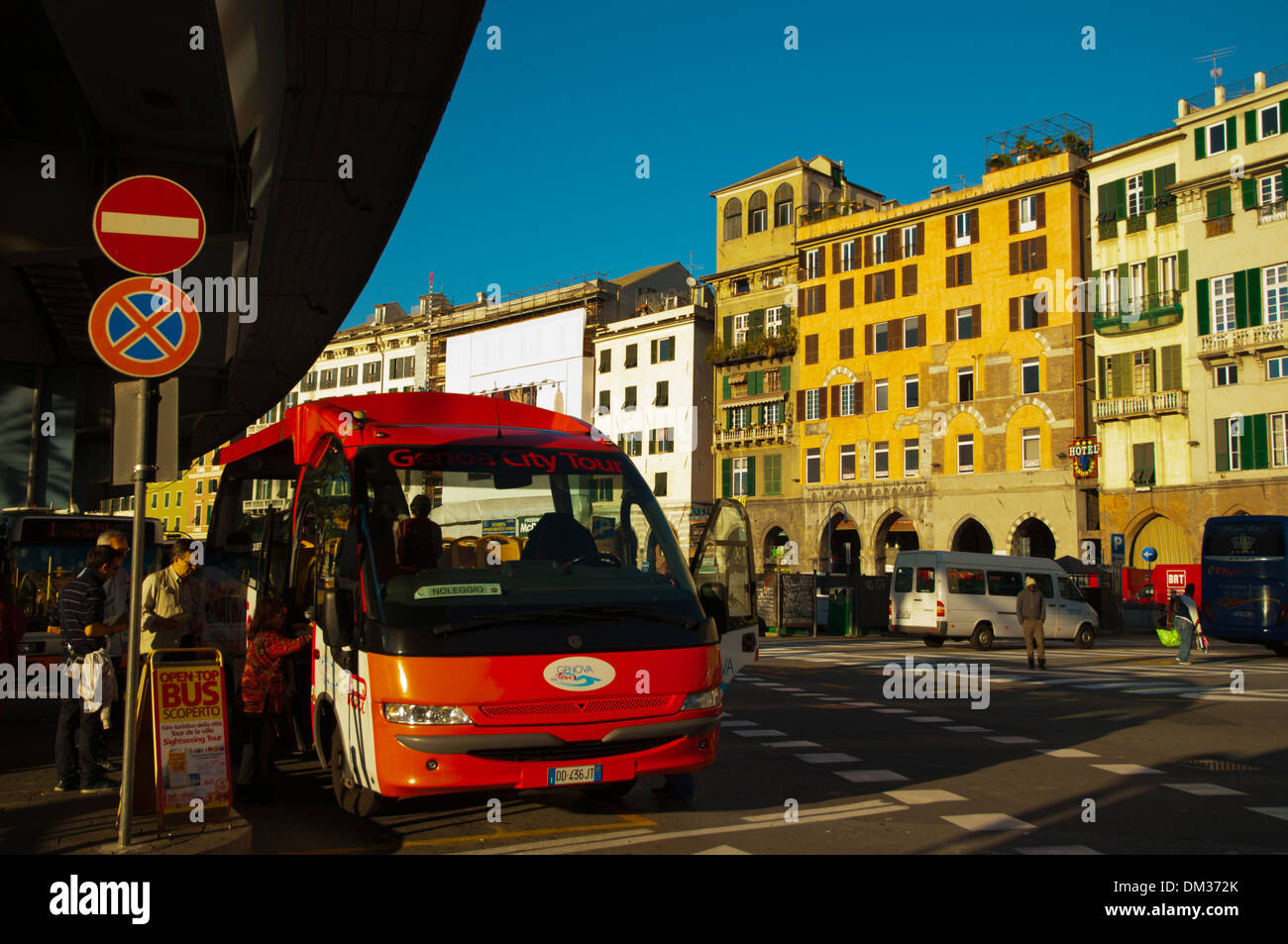 Les gens de se mettre dans le bus visite guidée à San Giiorgio arrêter par le port de Gênes Ligurie Italie Europe Banque D'Images