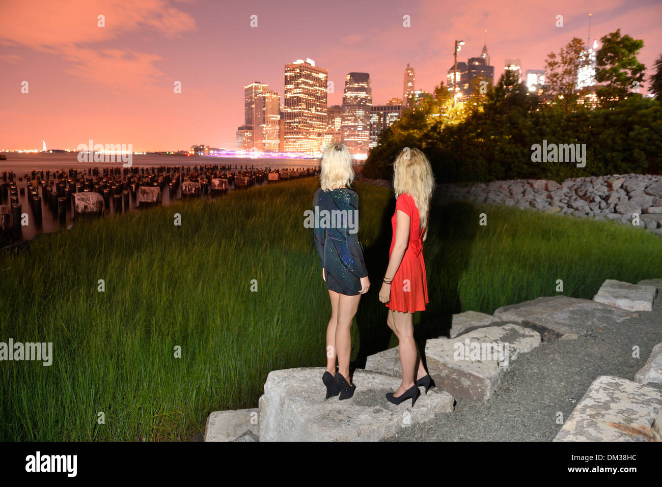 America United States USA côte est New York Brooklyn Park East River nightlife gens rouge talons blonde robe skyline Banque D'Images